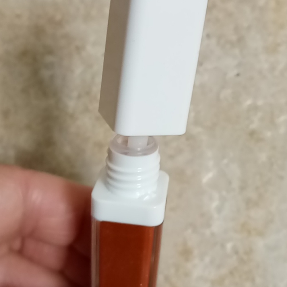 Lip gloss - Picture 3 of 4